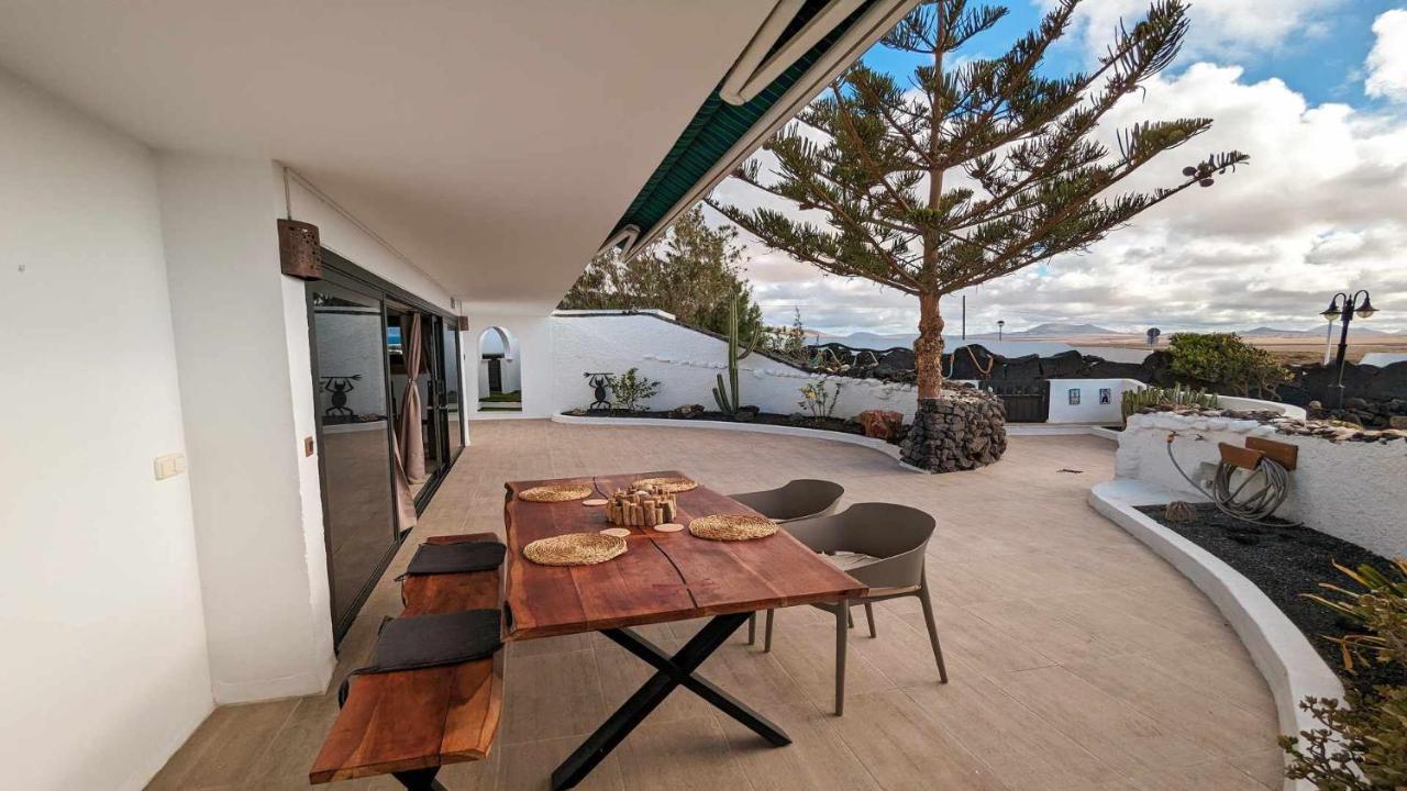 Bungalow Allende Famara Con Piscina Privada Y Ac Eksteriør bilde
