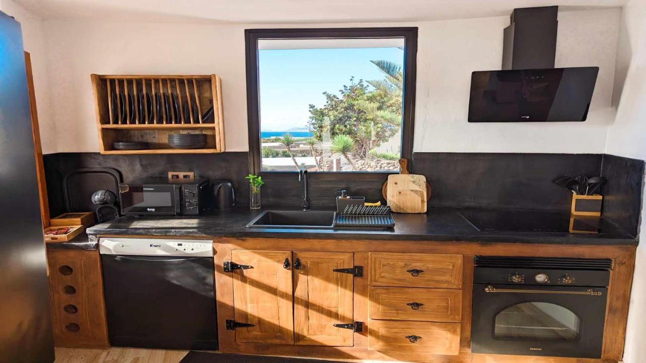 Bungalow Allende Famara Con Piscina Privada Y Ac Eksteriør bilde